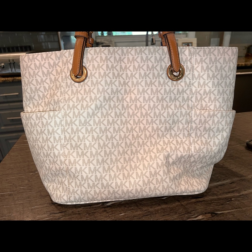 Michael Kors purse. Good condition.